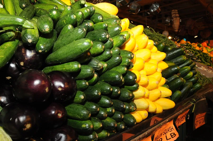 Produits artisanaux faits main exposés sur un stand
