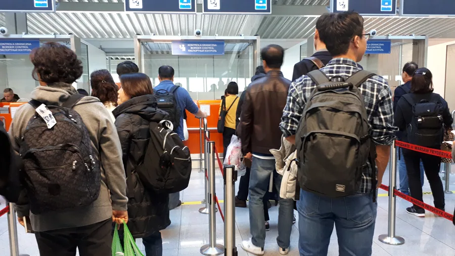 Voyageur avec valise et documents de voyage à l'aéroport