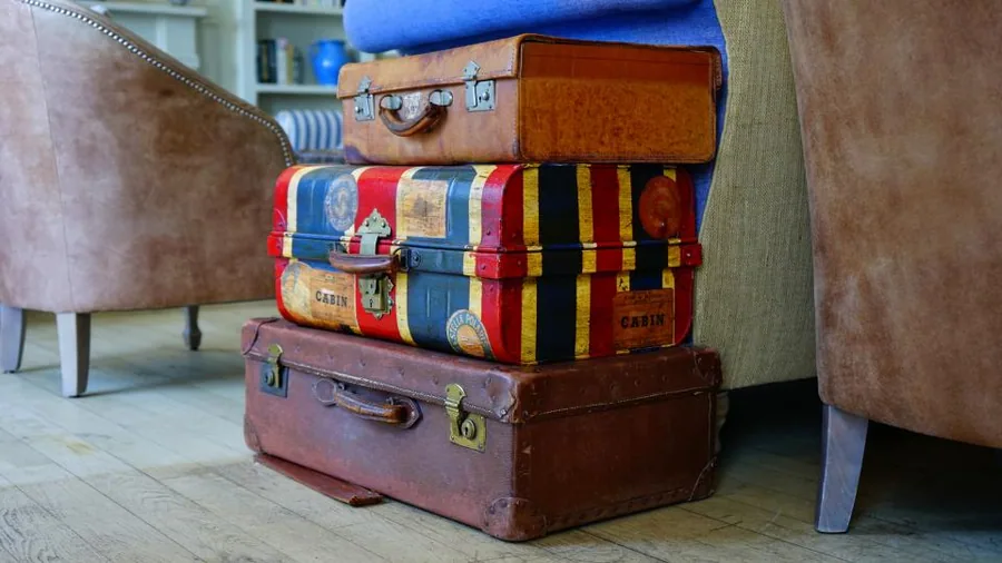 Voyageur avec sac à dos dans une gare en Tunisie
